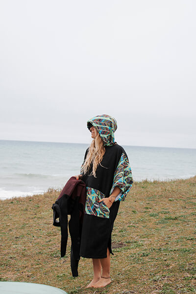 Poncho-Black-Hulu5 Poncho-Black-Hulu5